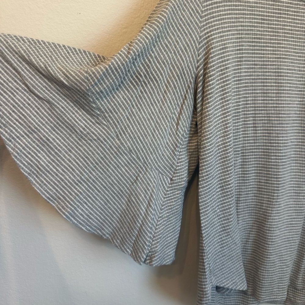 Pleione‎ Gray and White Striped Flutter Sleeve Top - Picture 2 of 5